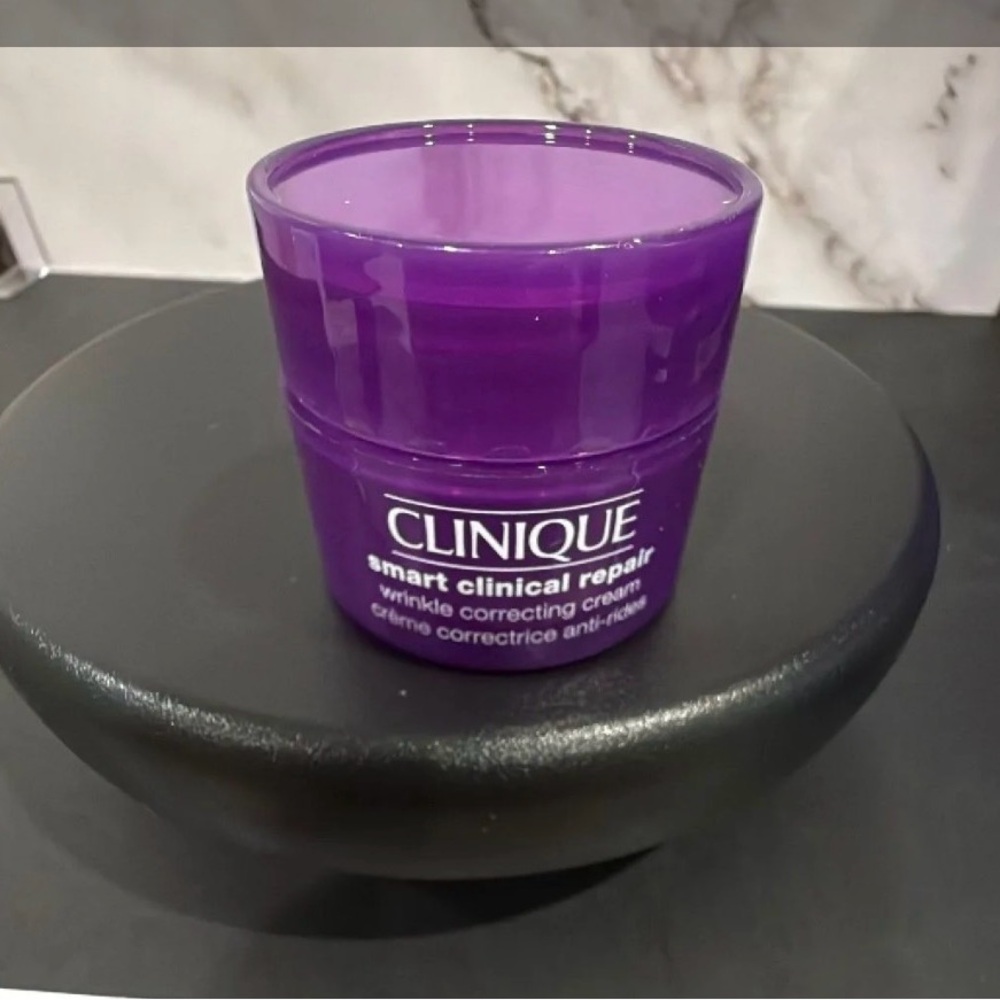 Clinique Smart Clinical Repair in Vibrant Purple